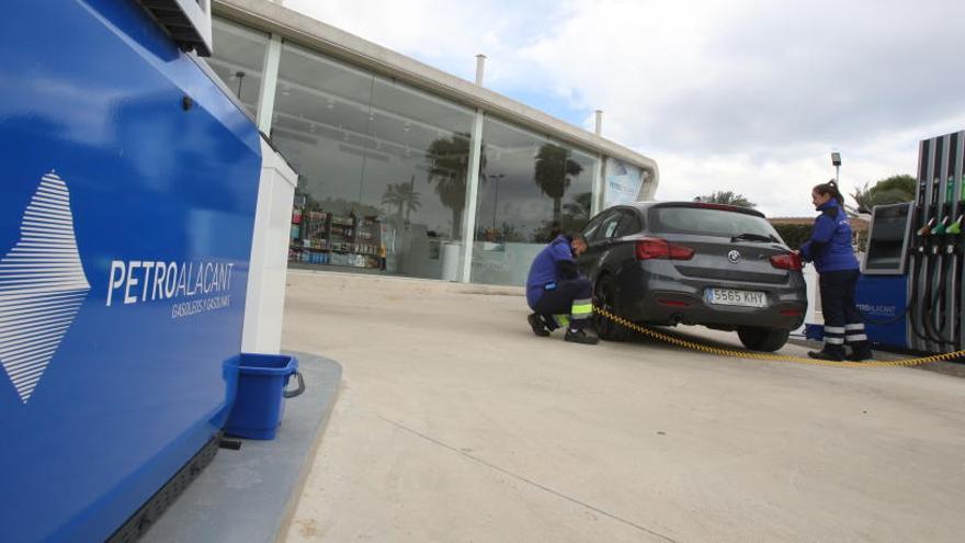 La gasolinera, entre Vía Parque y Flora de España, ha abierto hoy