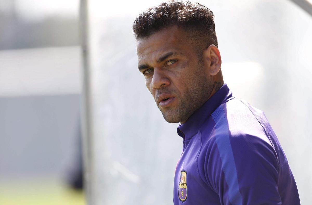 Dani Alves, condenado a 4 años y medio de cárcel por violar a una joven en Barcelona