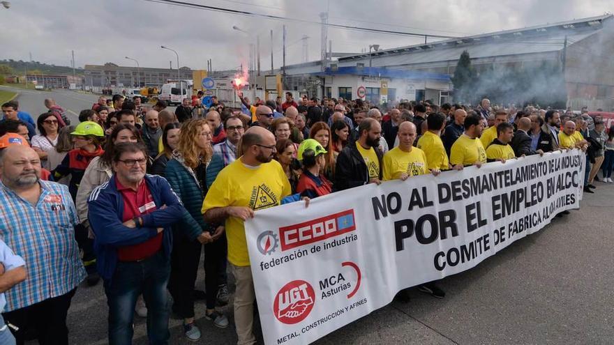 La concentración en la entrada de la planta de Alcoa en Avilés.