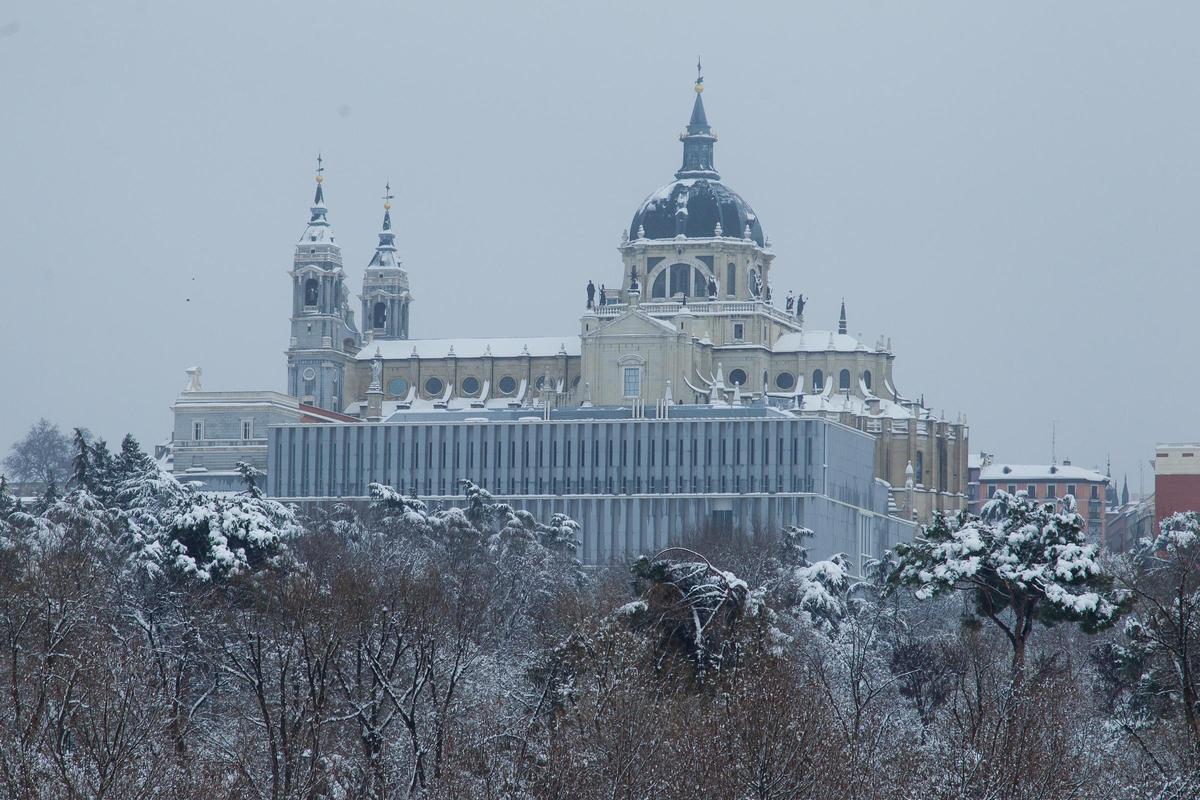 Archivo - Catedral de la Almudena durante la gran nevada provocada por la borrasca ‘Filomena’,  en Madrid (España), a 9 de enero de 2021.