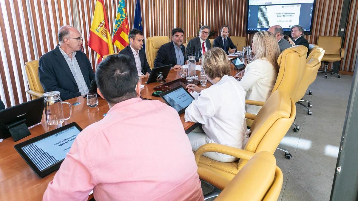 Un instante de la reunión del Consejo de Aguas, celebrada este lunes en el Ayuntamiento de Alicante