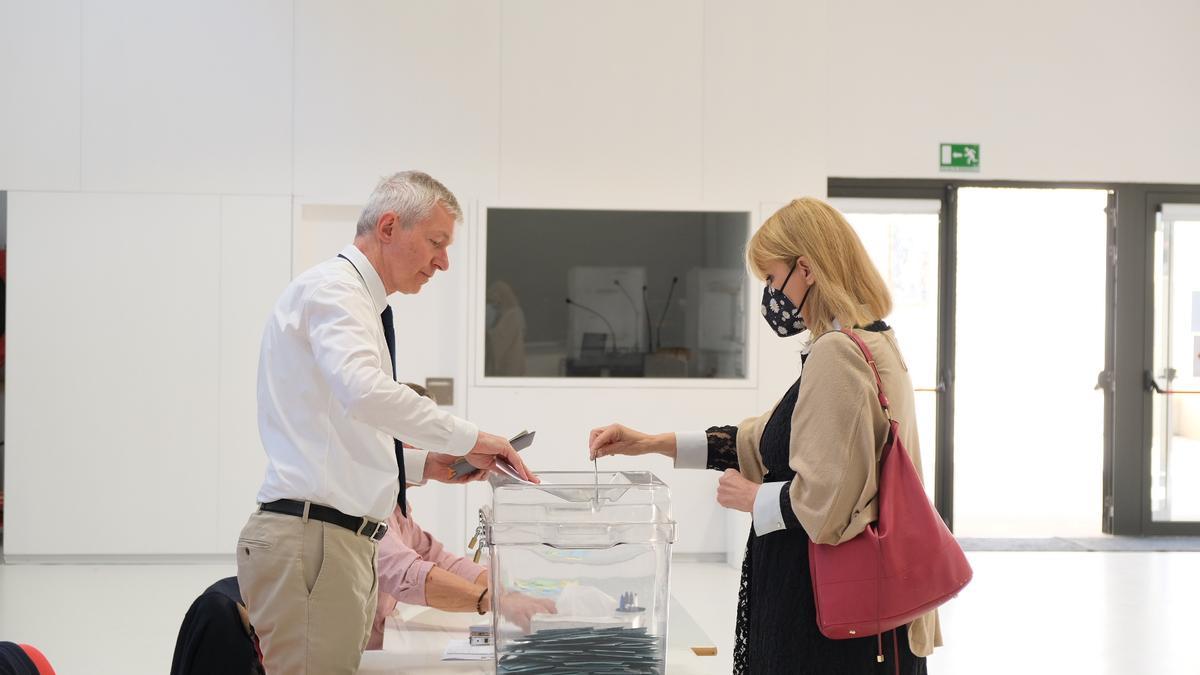 Una ciudadana deposita su voto en la urna instalada en el Liceo Francés de Palma