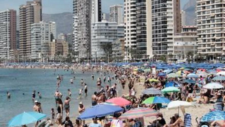 Una vista general de la playa de Levante de Benidorm.