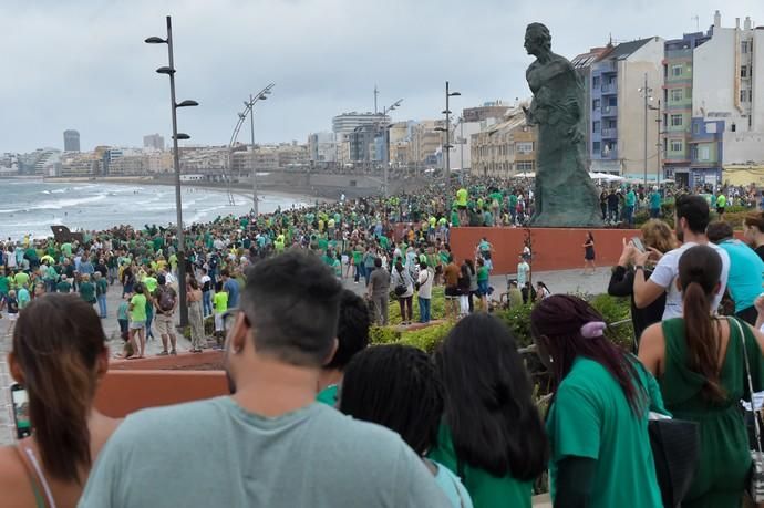 23-08-2019 LAS PALMAS DE GRAN CANARIA. Cadena humana en el paseo de Las Canteras contra el incendio  | 23/08/2019 | Fotógrafo: Andrés Cruz