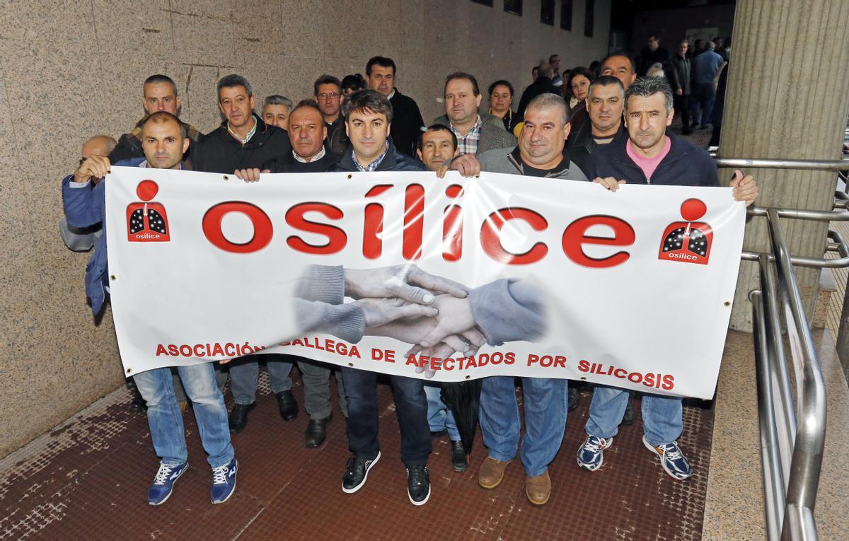 Concentración de protesta de los miembros de la Asociación Gallega de Afectdos por Silicosis en una foto de archivo. El primero por la izquierda, sosteniendo la pancarta en los juzgados de Vigo, su presidente, José Carlos Giráldez.