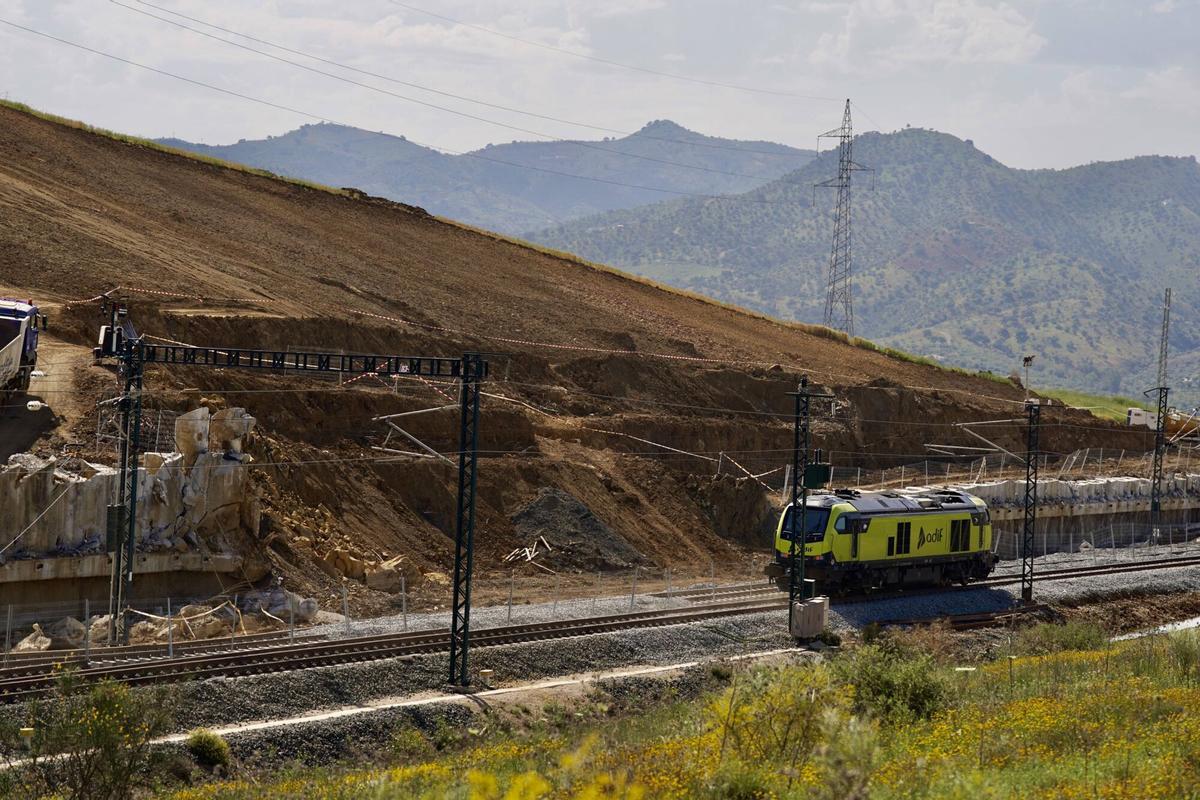 Reapertura parcial de la línea de Alta Velocidad a su paso por Álora, donde quedó sepultada por el desplazamiento de un talud de tierra