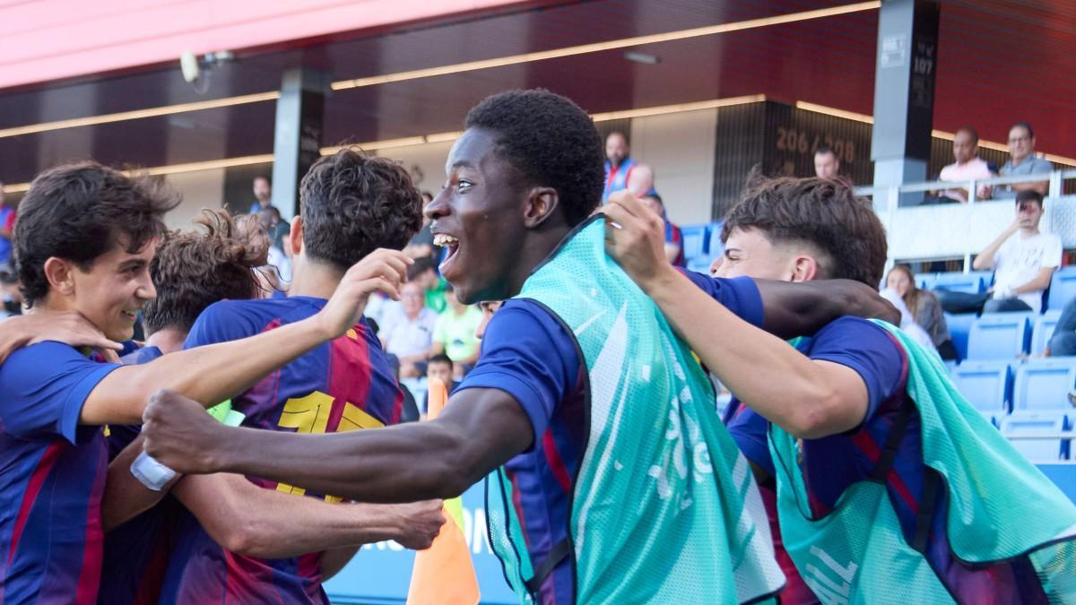 Ebrima celebra con euforia un gol del barça en la Youth League