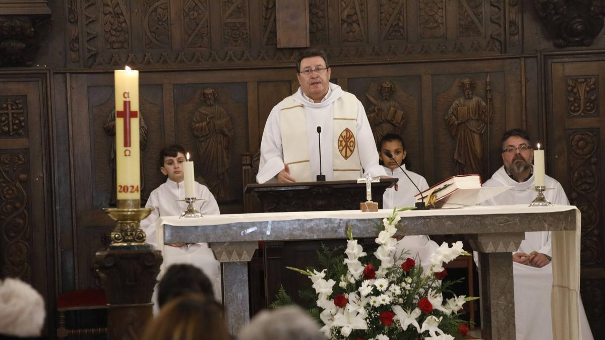 Eduardo Zulaiba, en una misa en la iglesia de Santa Cruz de Jove.