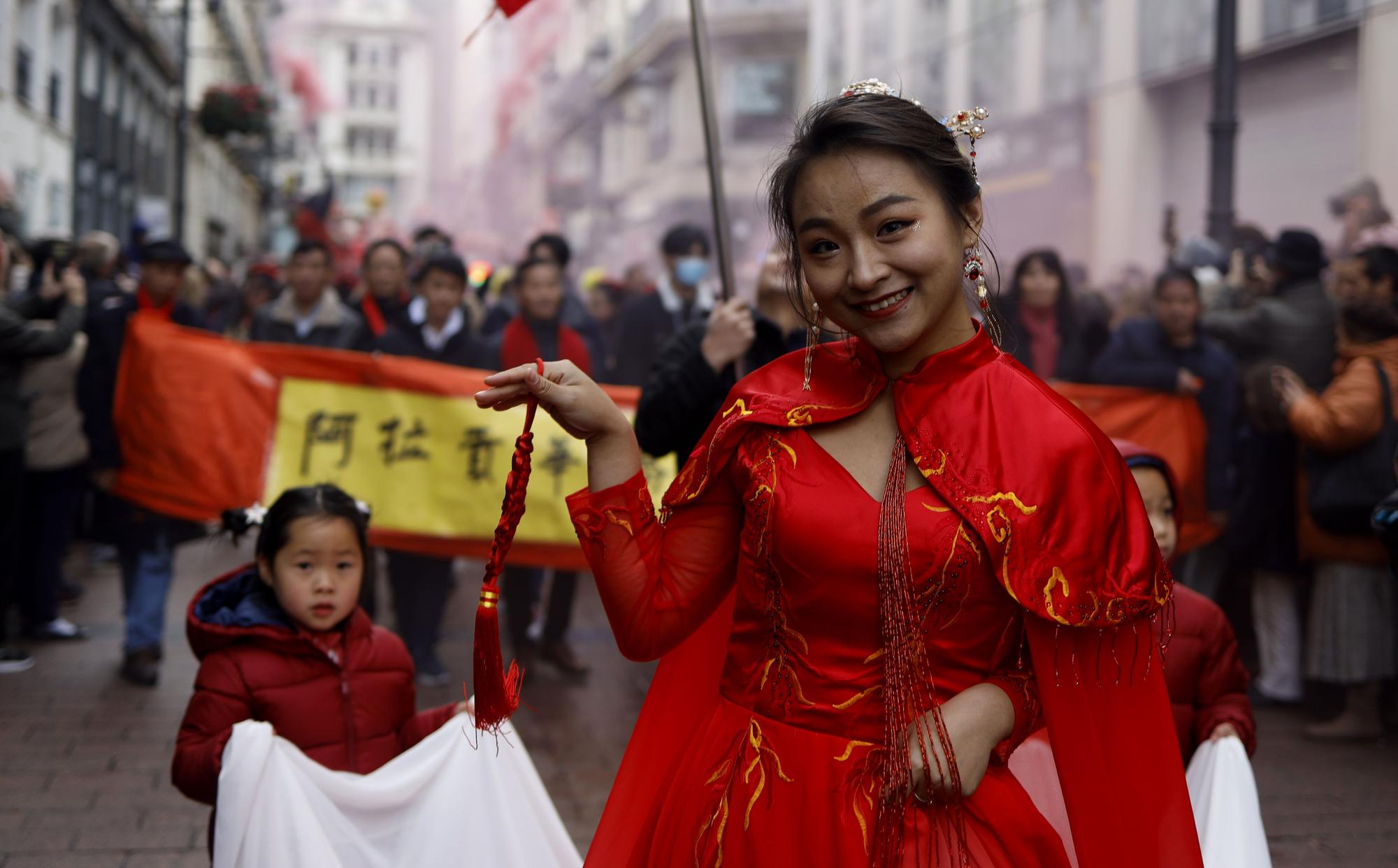 La comunidad china de Zaragoza llena de color el centro para saludar al Año del conejo