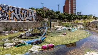 Carros, vallas, botellas y vasos: la otra cara del cauce del Juncaret junto a la Albufereta