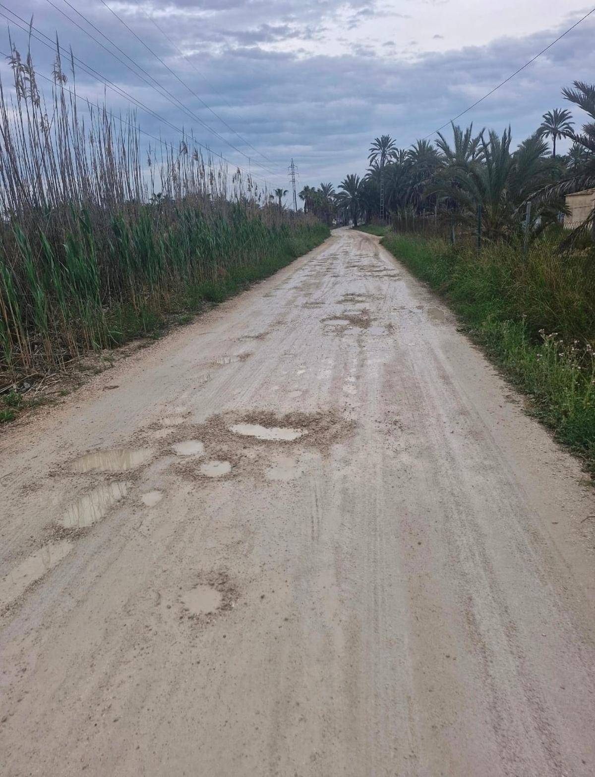El mal estado del camino de tierra es perfectamente reconocible