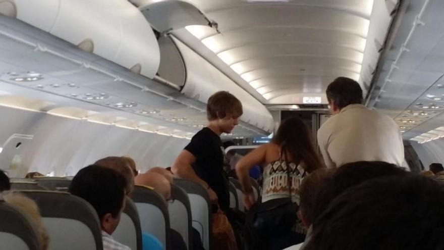 Halilovic, este mediodía, en el avión destino a Asturias. Twitter (@gabri744)