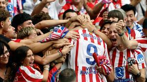 Alexander Sorloth celebra tras anotar el segundo gol del equipo durante el partido de LaLiga EA Sports entre el Real Madrid y el Atlético de Madrid