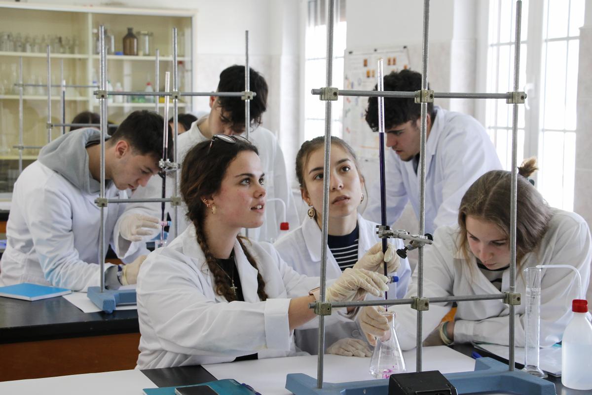 Alumnos de Bachillerato en el laboratorio del colegio.