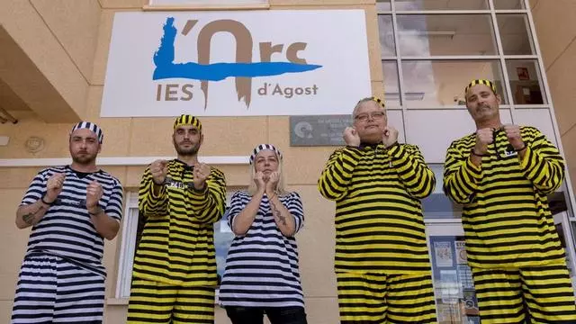 Profesores se visten de presos para protestar por los servicios mínimos de la huelga
