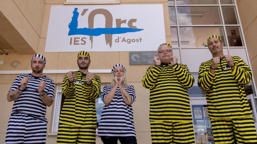 Profesores se visten de presos para protestar por los servicios mínimos de la huelga