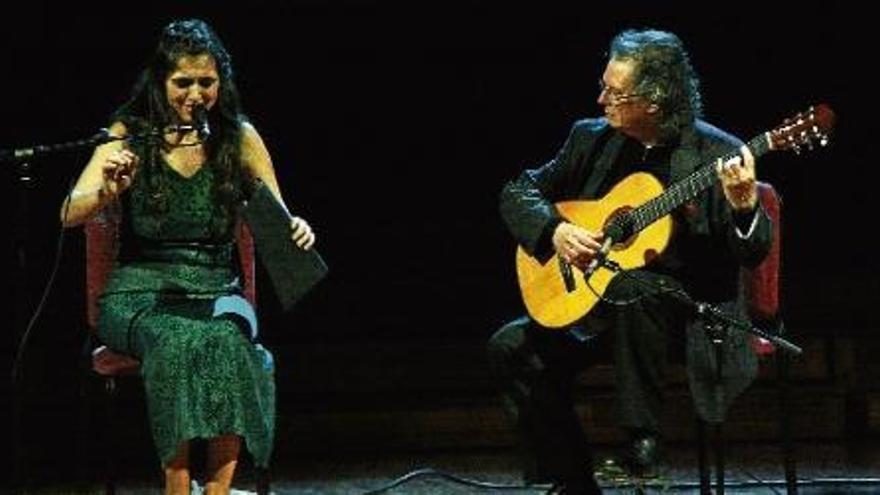 Sílvia Pérez Cruz acompanyada a la guitarra per Toti Soler, ahir al Palau de la Música de Barcelona.