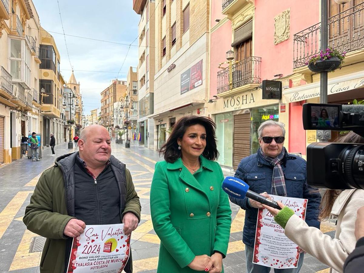 La edil de Promoción Comercial del Ayuntamiento de Lorca, Mayte Martínez, presenta la campaña junto a los comerciantes.