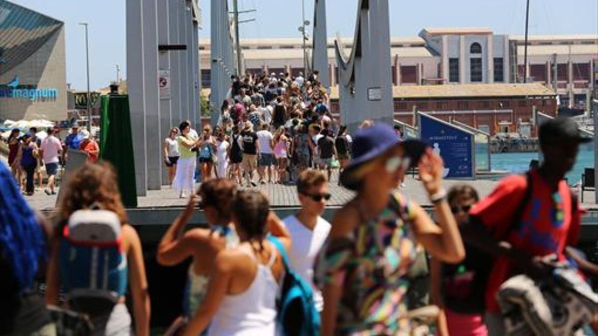 MAREMAGNUM Aluvión de turistas en la pasarela del puerto.