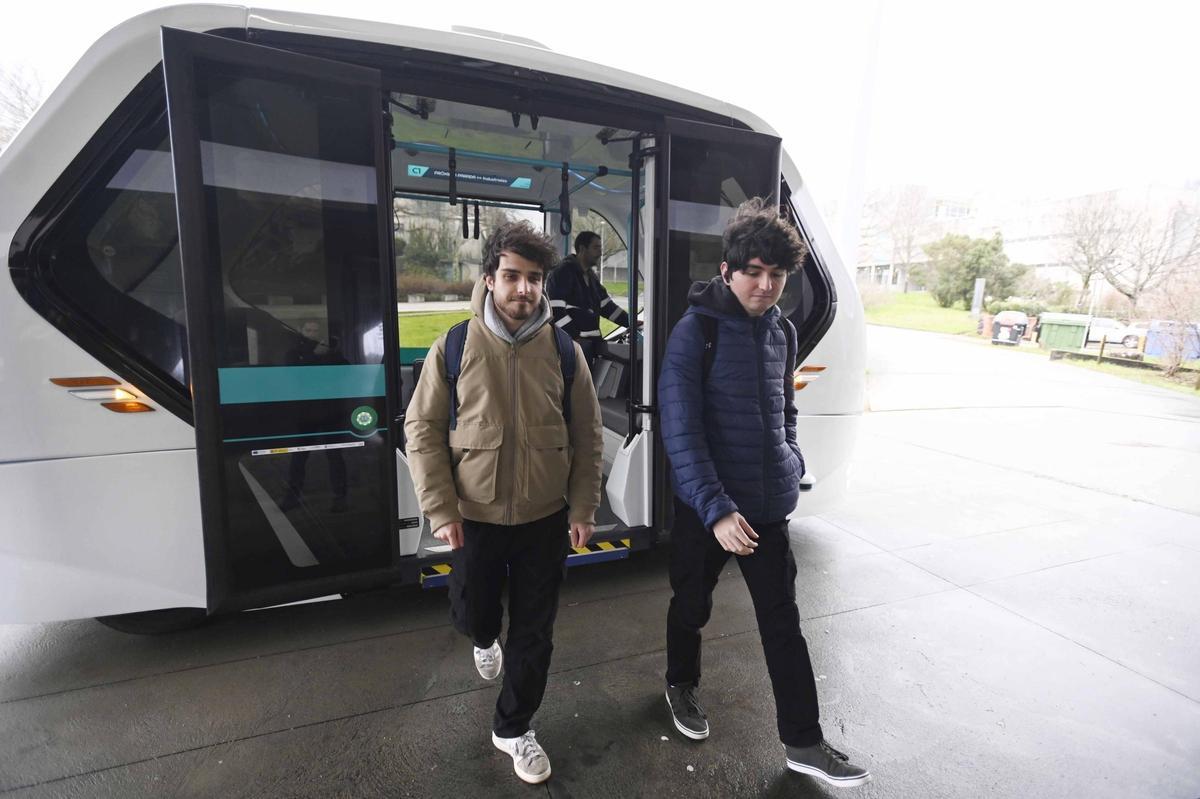 Usuarios de la lanzadera autónoma de la UVigo y el CTAG en el campus.
