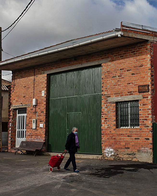 Una mujer, en Escober de Tábara. | Emilio Fraile