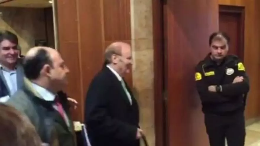 Gritos de "dimisión" a la salida de la Asamblea de enfermeros