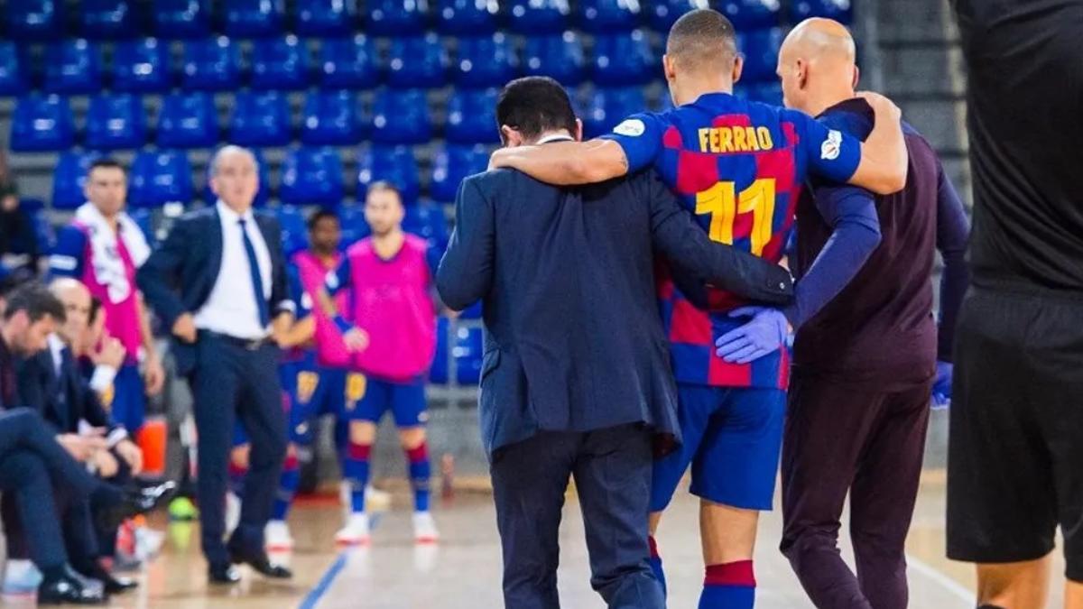 Ferrao, acompañado por el doctor Miñarro el día de su lesión