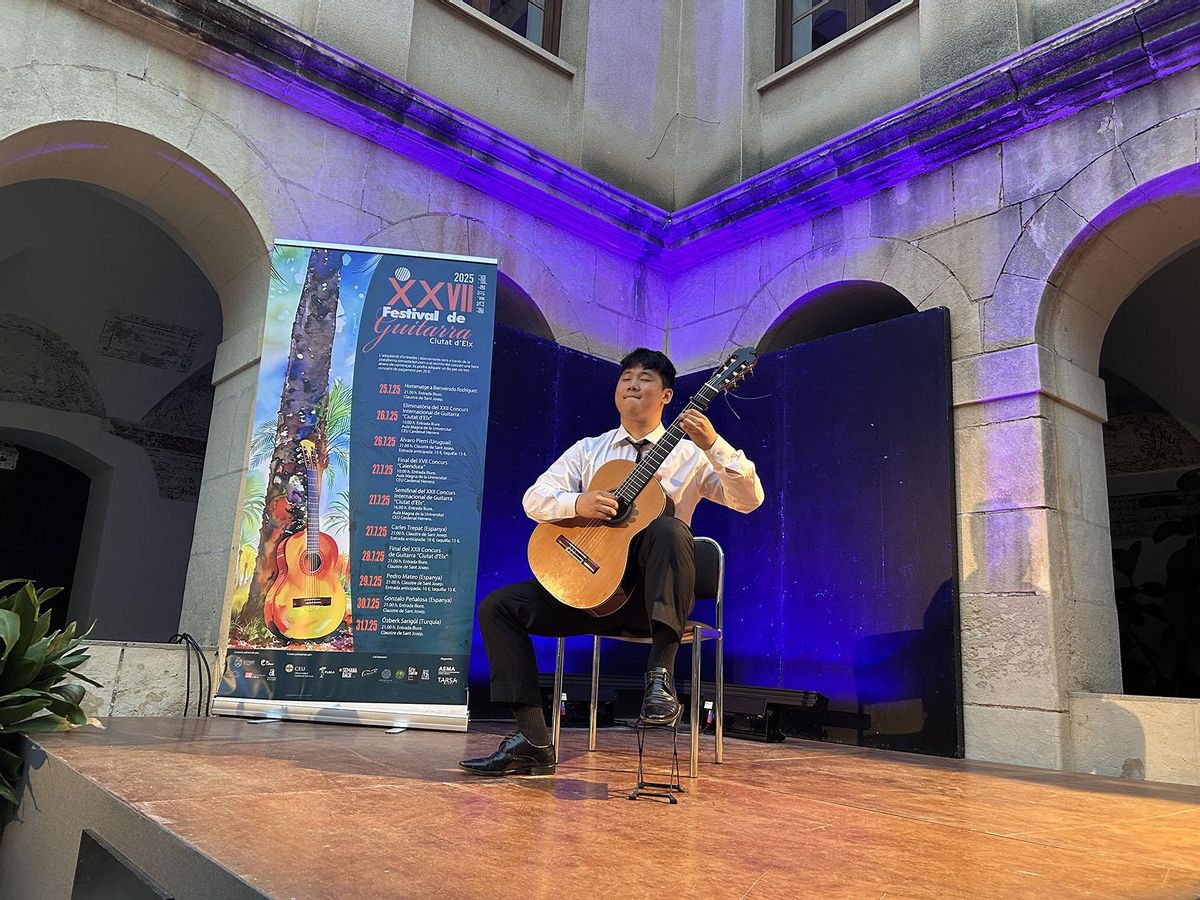 Kiwon Choi durante su actuación en el concurso de guitarra de Elche