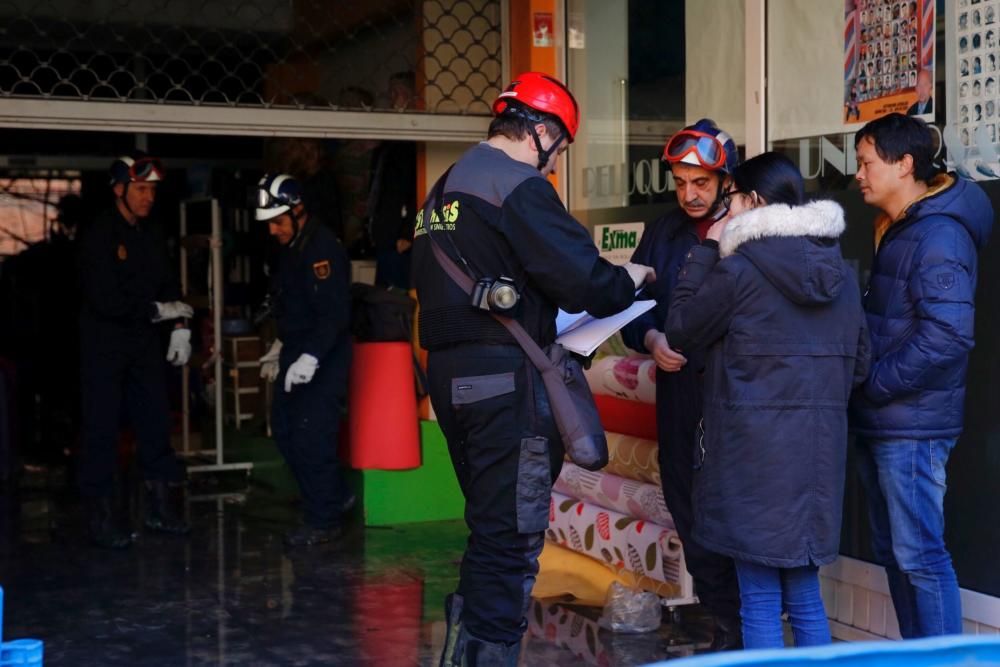 Policía científica y bomberos de Oviedo participan en la investigación que trata de esclarecer las causas del incendio de Pumarín.