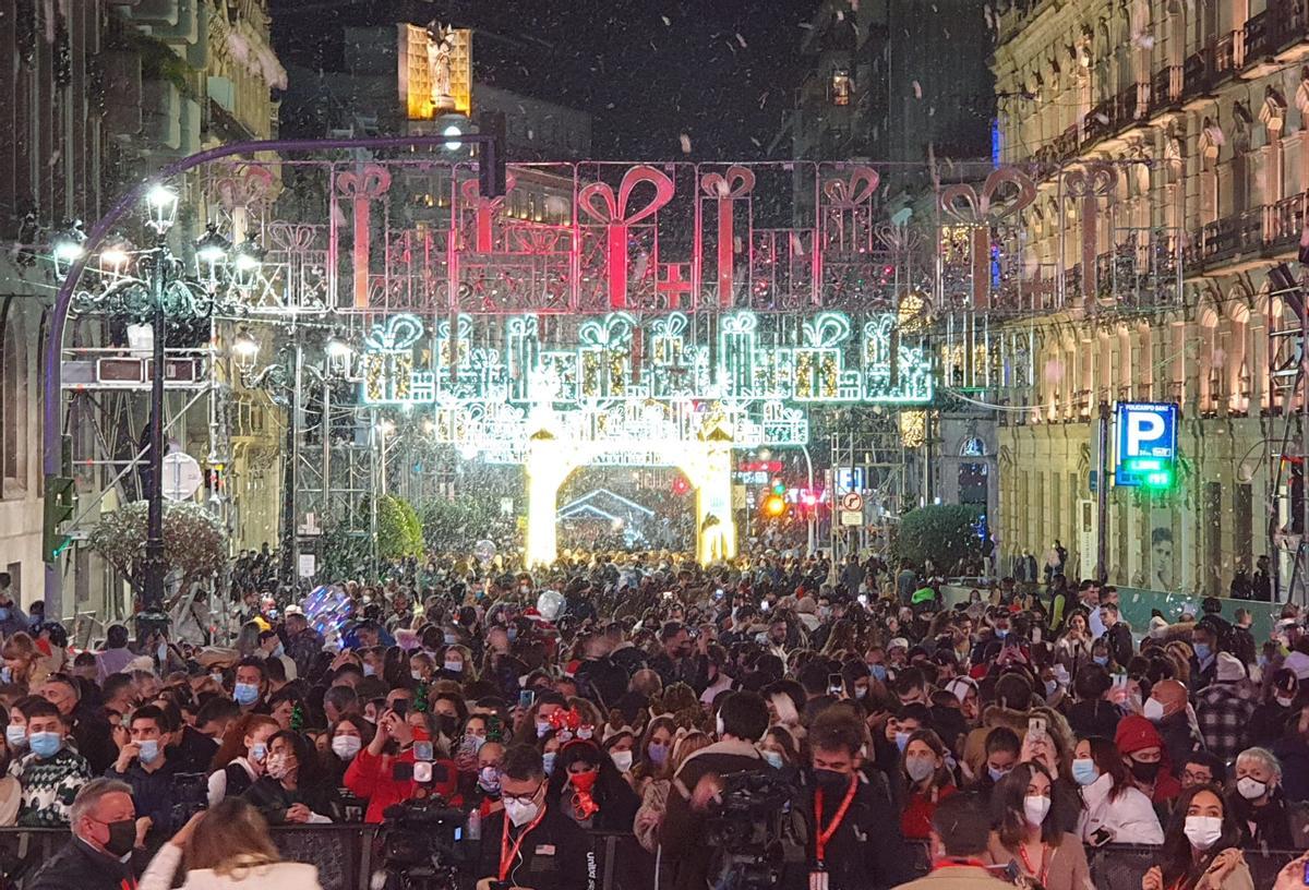 Calles abarrotadas inmediatamente después del encendido de las luces en Vigo