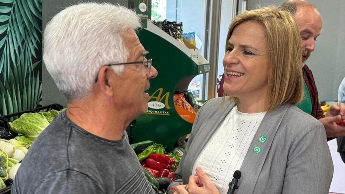 Pilar Bernabé conversa con un vecino durante la visita