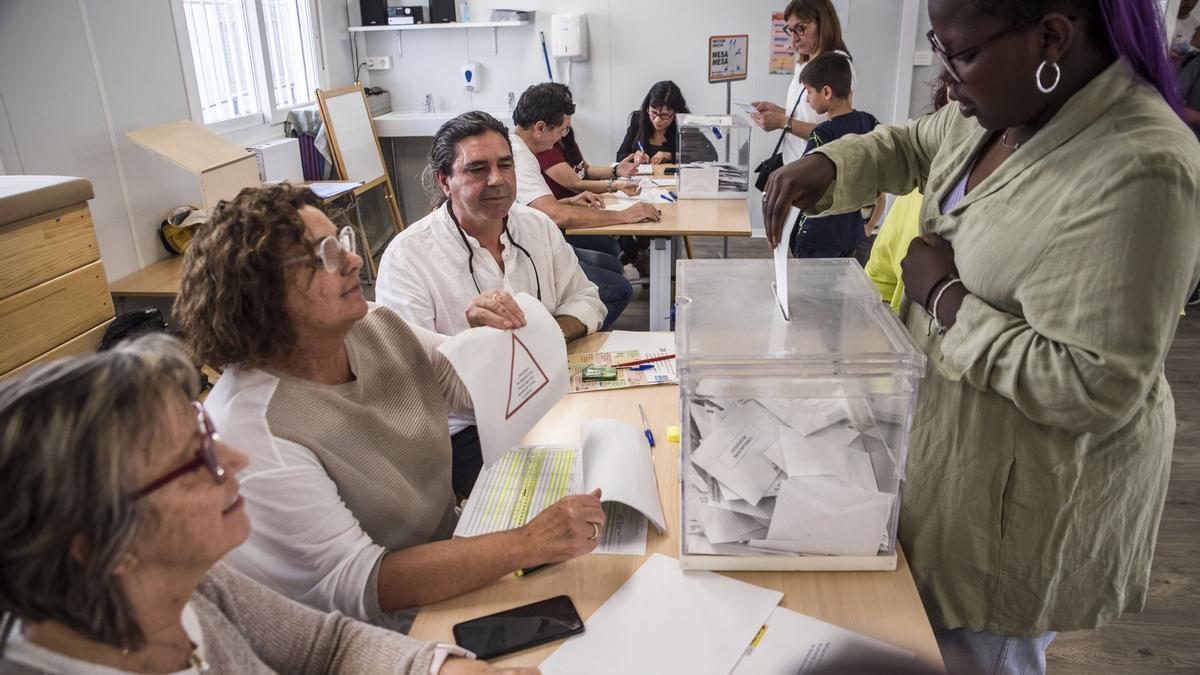 Imatge de la votació a les municipals del 28-M a l'escola Les Bases de Manresa