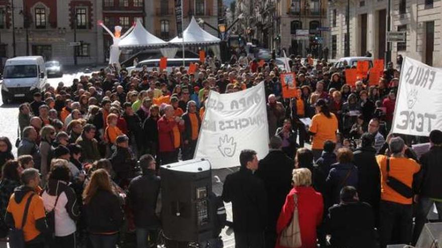 Numerosas personas participaron en la concentración celebrada en la plaza de España de Alcoy.