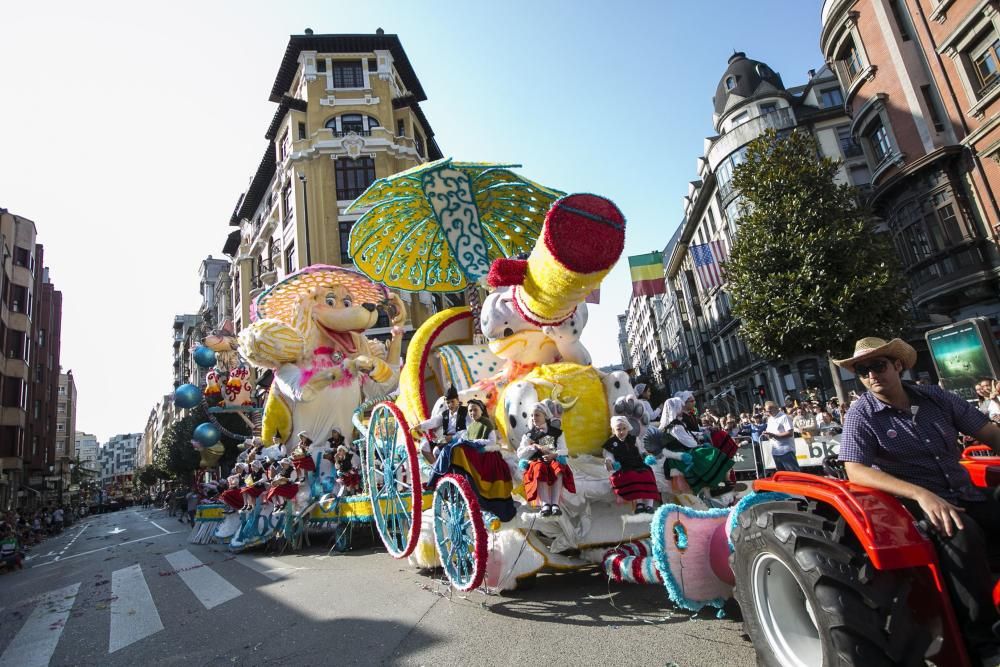 Oviedo celebra el desfile del Día de América en Asturias