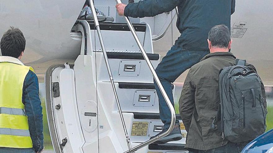 Treinta mil euros de indemnización tras caer por una escalerilla en el aeropuerto