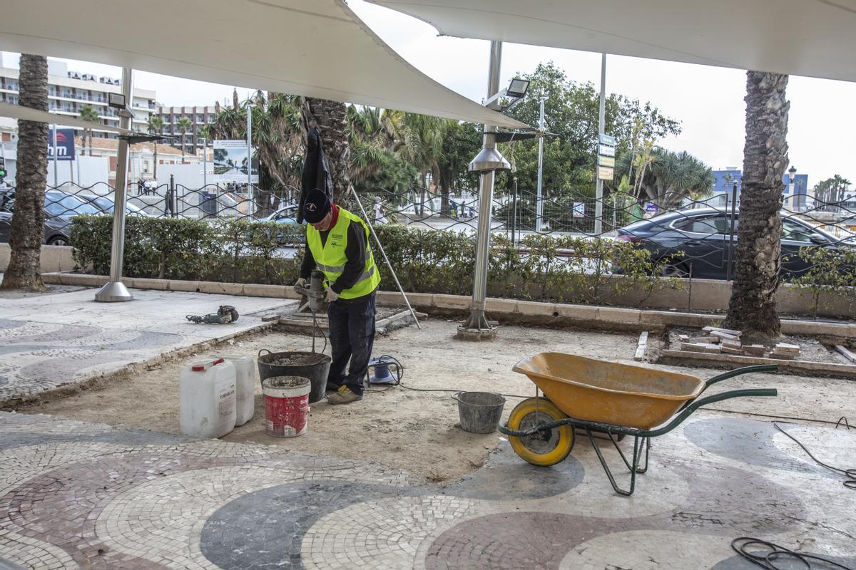 Trabajos en el tramo del paseo en la zona habitualmente ocupada por la terraza del Peret, cerrado en esta época del año