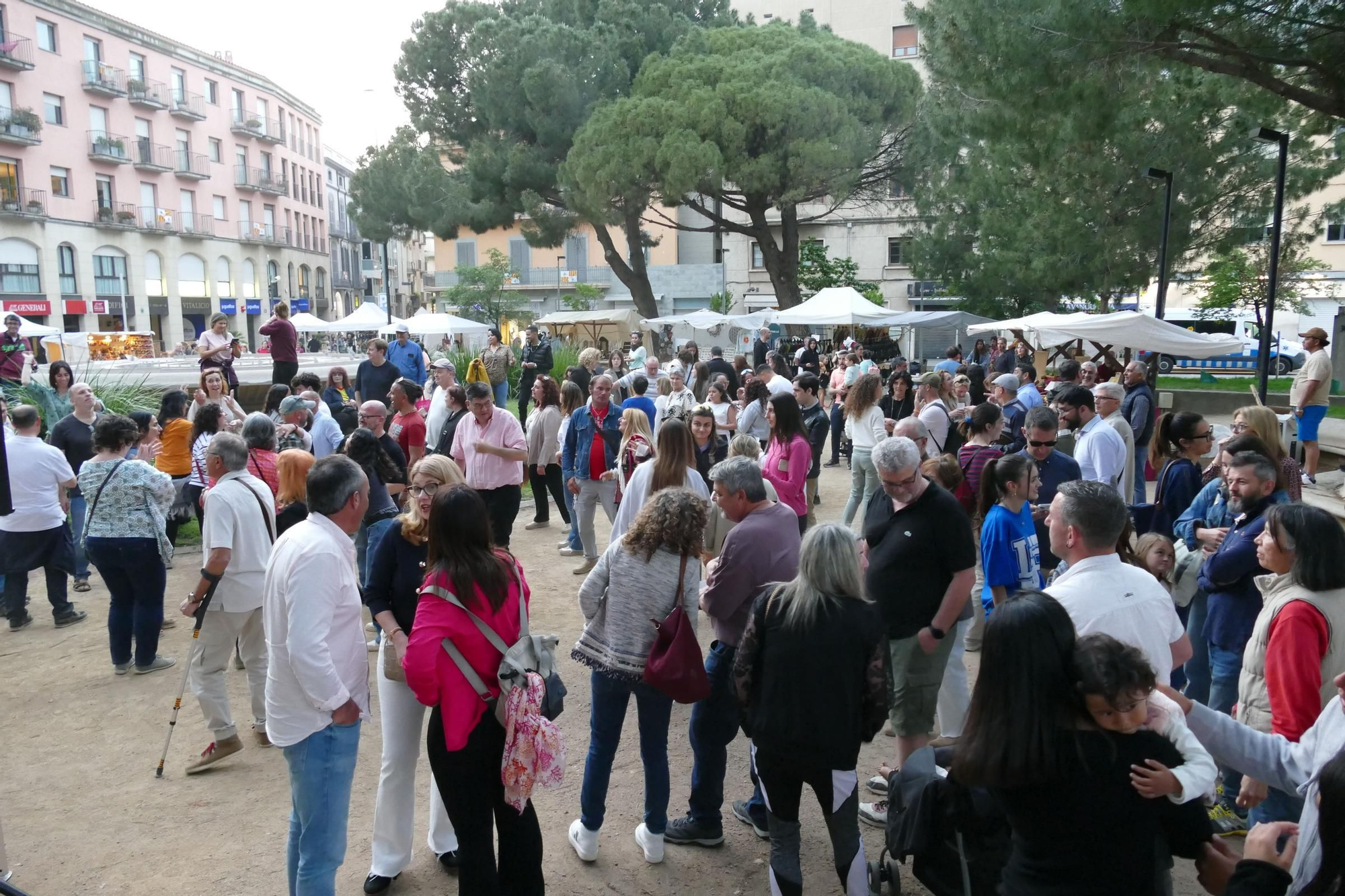 Radio Cassette Night fa moure l'esquelet a desenes de persones per tancar les Fires de l'1 de maig
