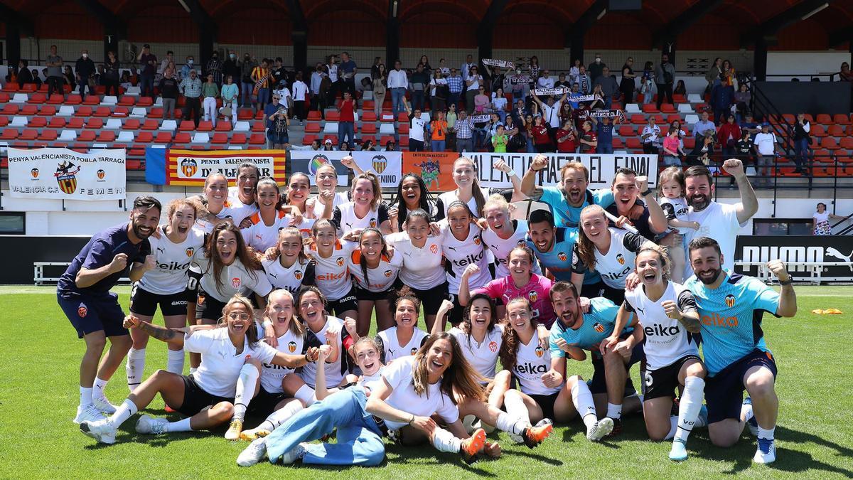 Las chicas de Andrea Esteban celebrando la permanencia