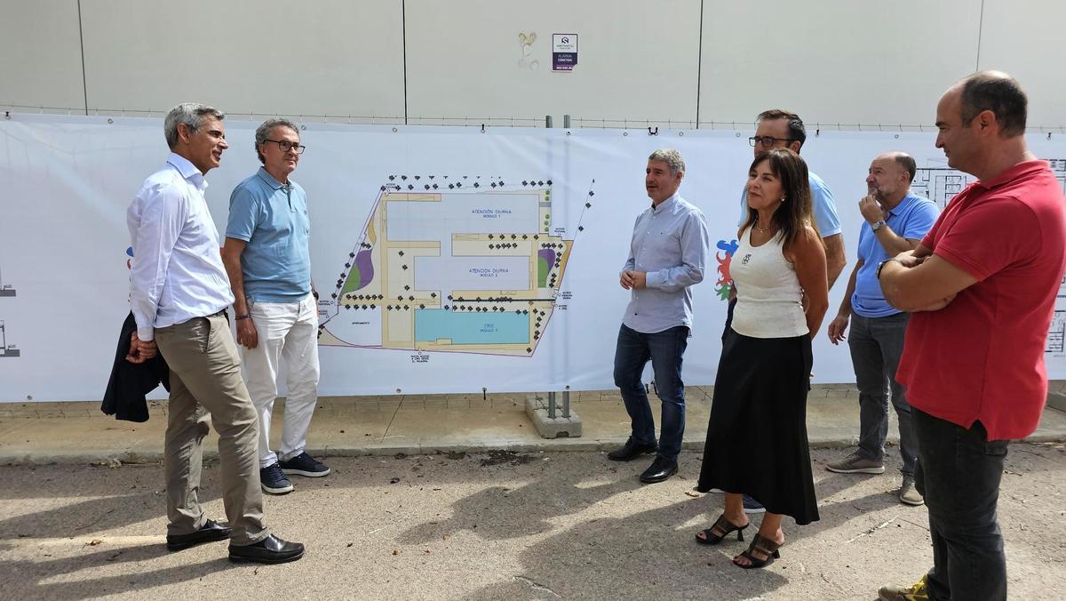El alcalde, concejales y técnicos en los alrededores del centro Oriol