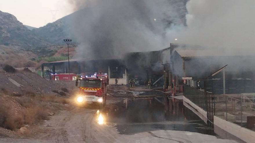 Controlado el incendio en una planta de residuos del Valle de Escombreras activa el plan de emergencia de Cartagena