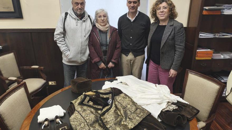 Donan al Concello un traje tradicional tudense de hombre