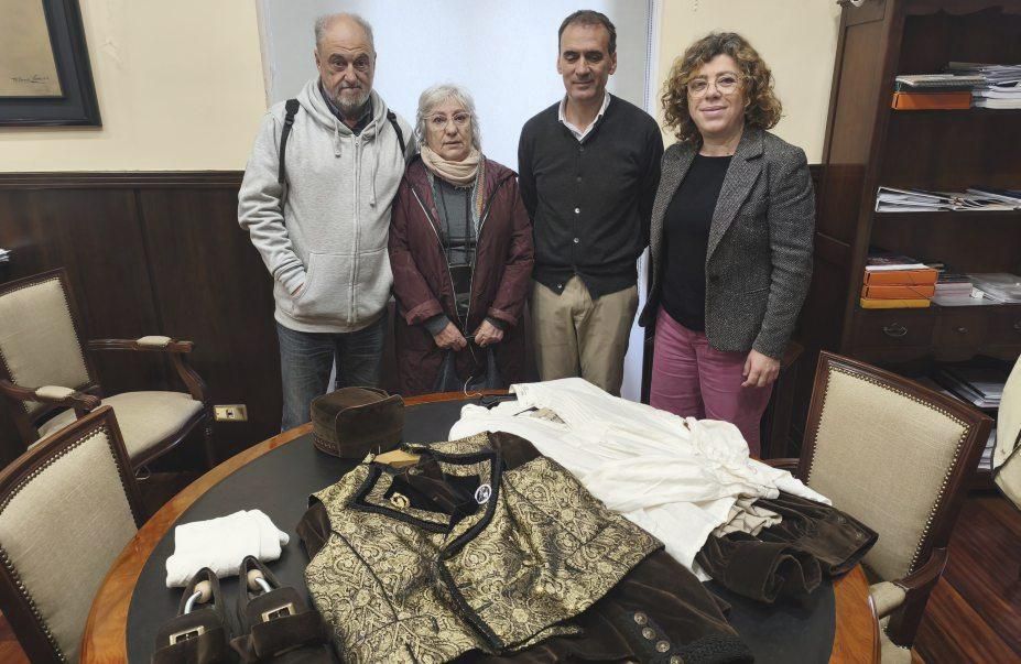 María Pilar, junto al alcalde y concejala, en el momento de la entrega.