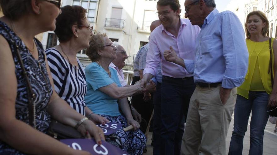 Mañueco saluda a ciudadanos zamoranos en compañía de San Damián y García Carnero.