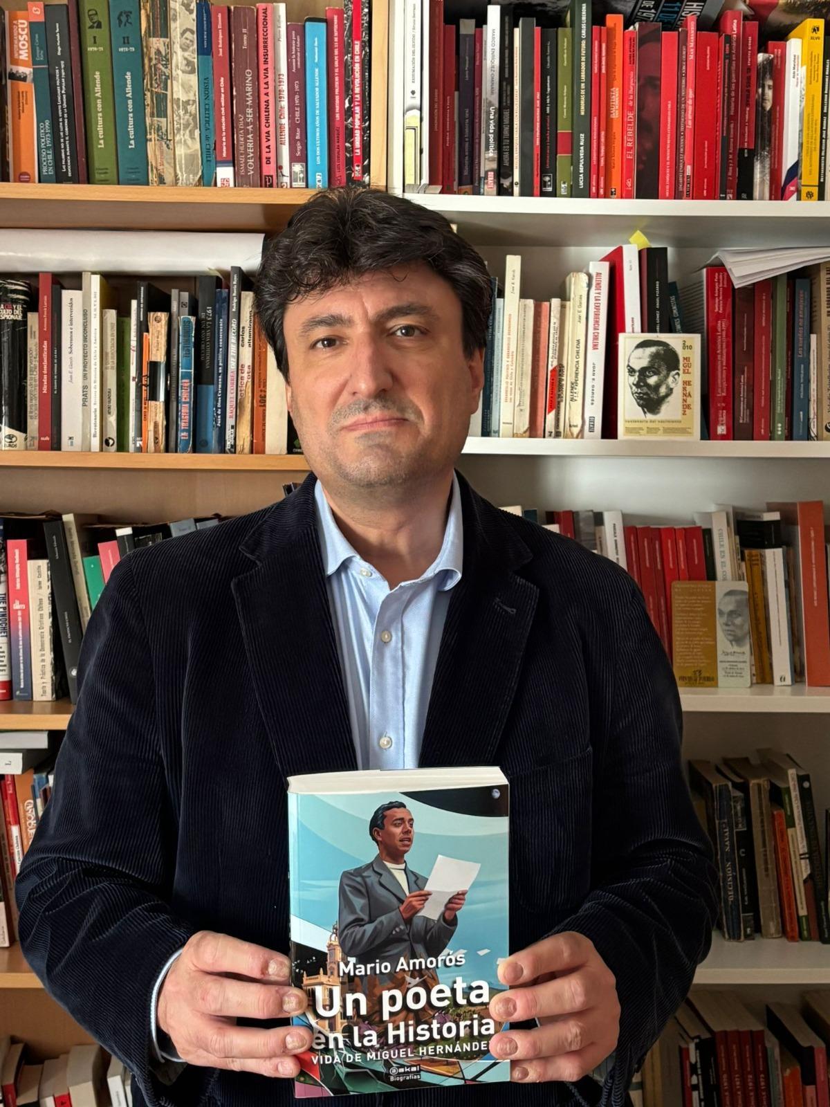 Mario Amorós, con un ejemplar del libro, en una imagen cedida por Ediciones Akal