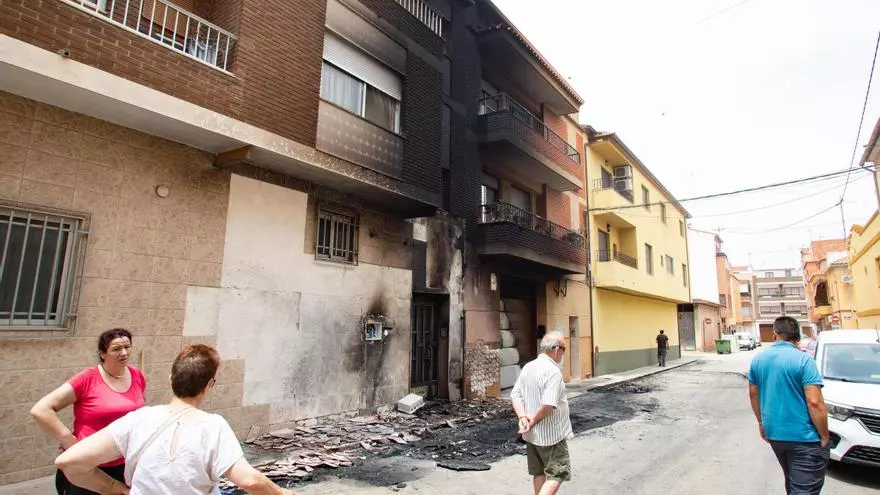 Así han quedado las fachadas de los bloques de pisos afectados por un incendio en Moixent