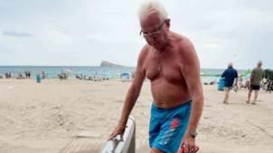 Un lavapiés en la playa de Poniente de Benidorm.