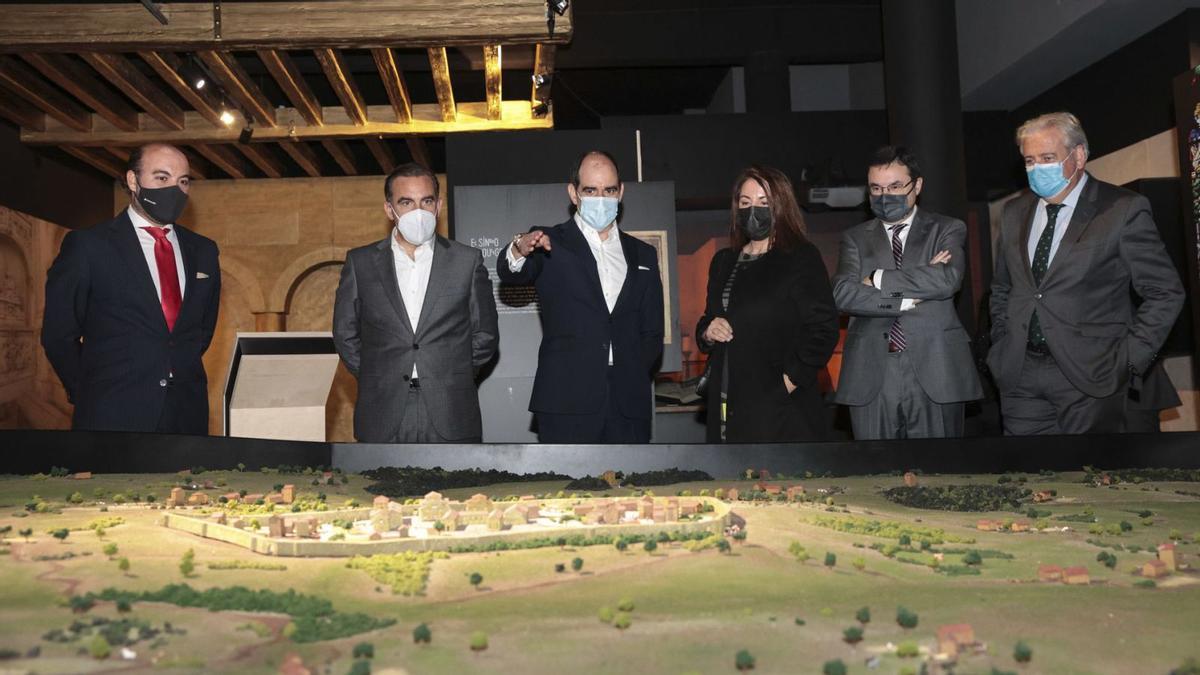 Por la izquierda, Juan Manuel Ballesteros, Manuel Iturbe, António Simões, Ángeles Rivero, Gonzalo M. Peón y Eduardo Suárez, ante la  maqueta con la recreación de Oviedo en tiempos de Alfonso II, en la  exposición “Camino Primitivo. Oviedo”. | Irma Collín