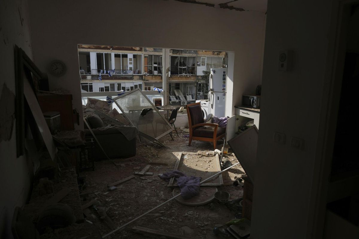 A heavily damaged apartment in a residential building building that was hit by a missile fired from Iran, near Tel Aviv, Israel, Sunday, June 15, 2025.(AP Photo/Ariel Schalit) Associated Press / LaPresse Only italy and spain. EDITORIAL USE ONLY/ONLY ITALY AND SPAIN