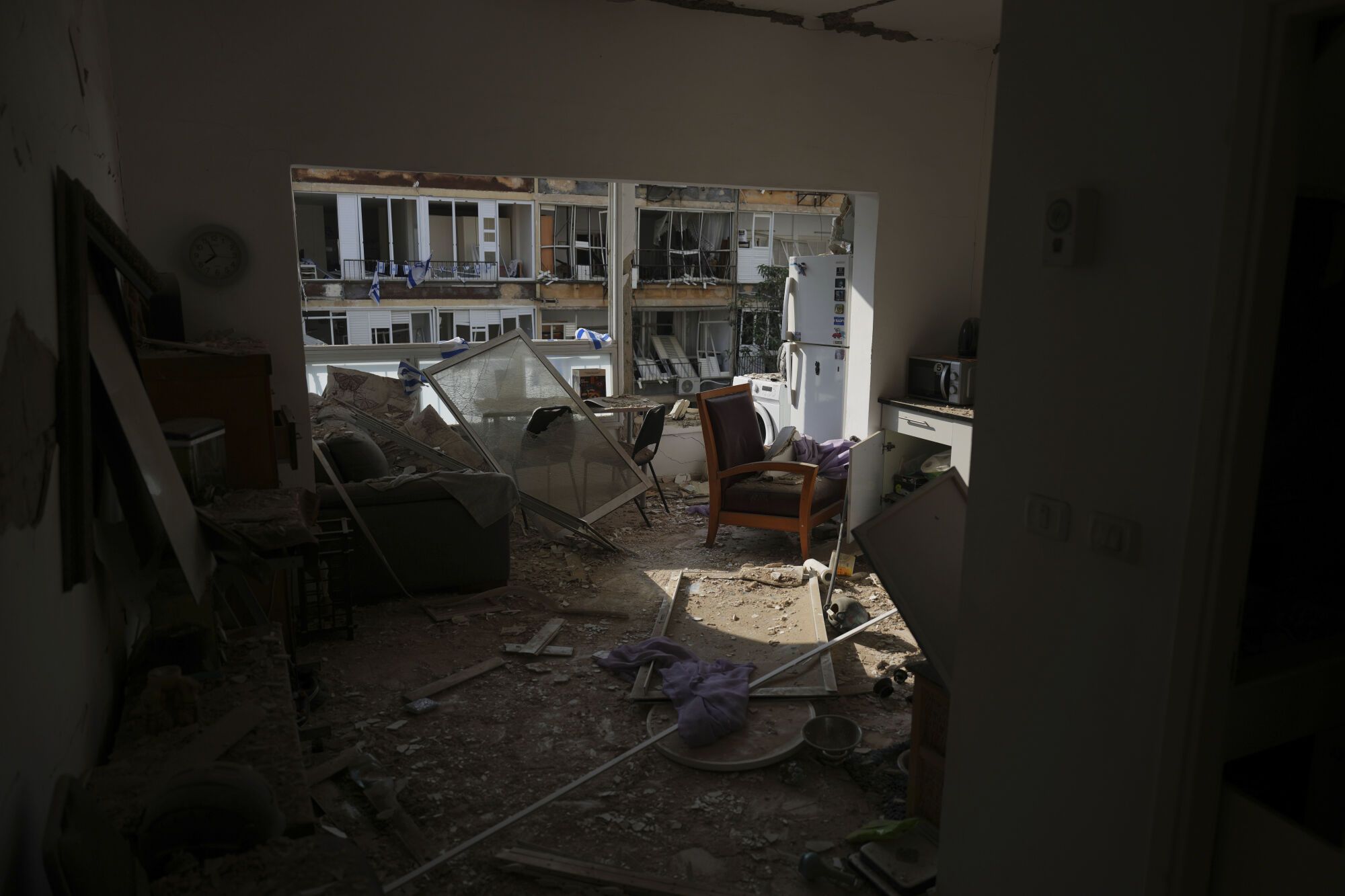 A heavily damaged apartment in a residential building building that was hit by a missile fired from Iran, near Tel Aviv, Israel, Sunday, June 15, 2025.(AP Photo/Ariel Schalit) Associated Press / LaPresse Only italy and spain. EDITORIAL USE ONLY/ONLY ITALY AND SPAIN