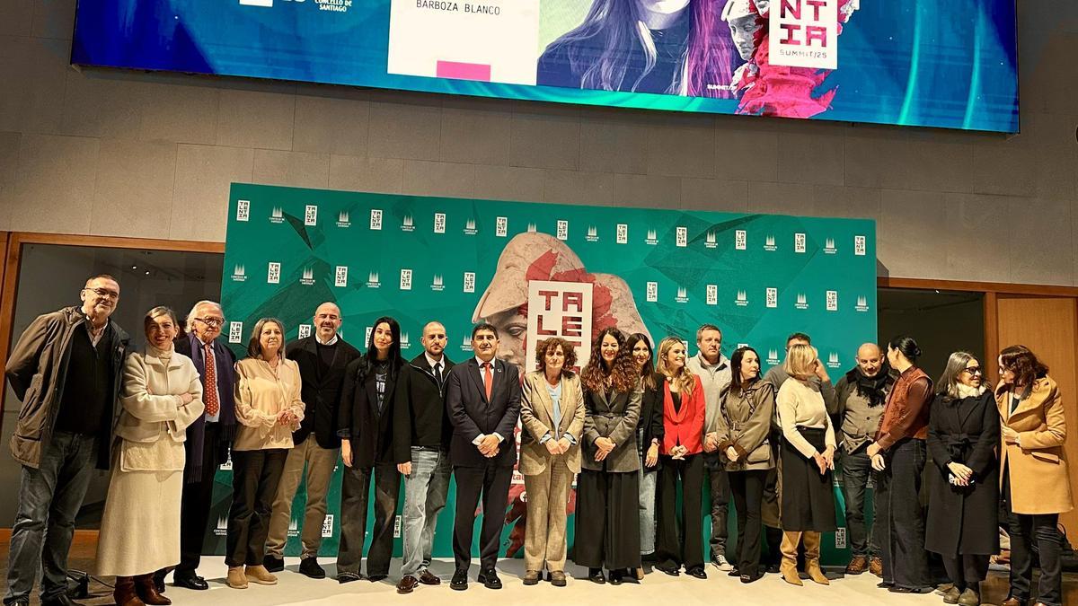 Rrepresentantes institucionais e conferenciantes, onte no Foro Talentia, en Santiago